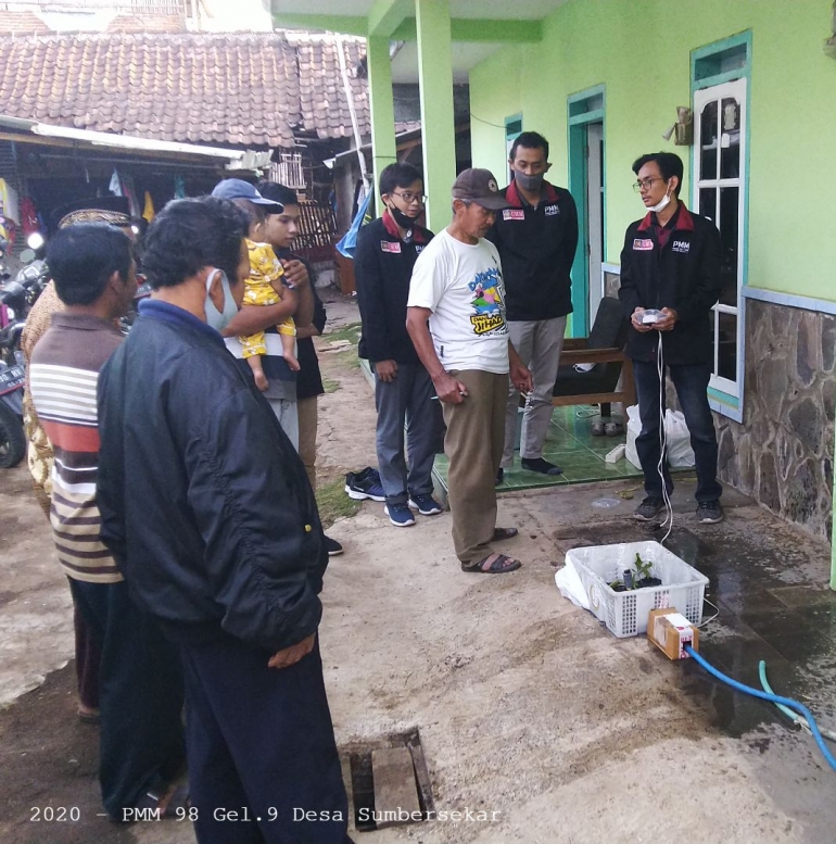 Proses Simulasi Alat Bersama Kepala Dusun Krajan, Ketua Kelompok Tani, Ketua GAPOKTAN dan Warga Dusun Krajan (dokpri)