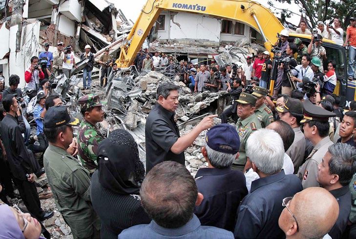 Presiden RI keenam Susilo Bambang Yudhoyono (SBY) meninjau langsung penanganan bencana gempa Sumatera Barat, 1 Oktober 2009, Sumber: Viva