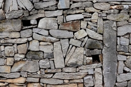 ilustrasi dinding batu (sumber gambar: pixabay.com)