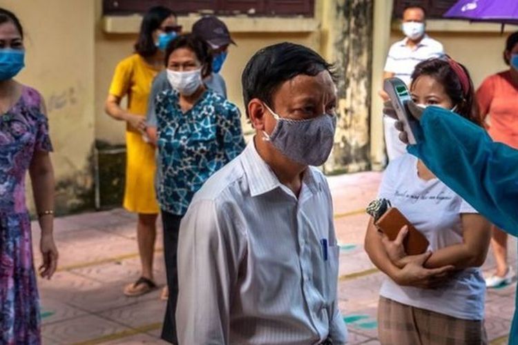 Warga Vietnam tes Covid-19. (Getty Images via BBC Indonesia)
