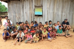 Anak-anak Timor-Timur yang lahir di tempat pengungsian di kabupaten Belu. (Foto: Istimewa).