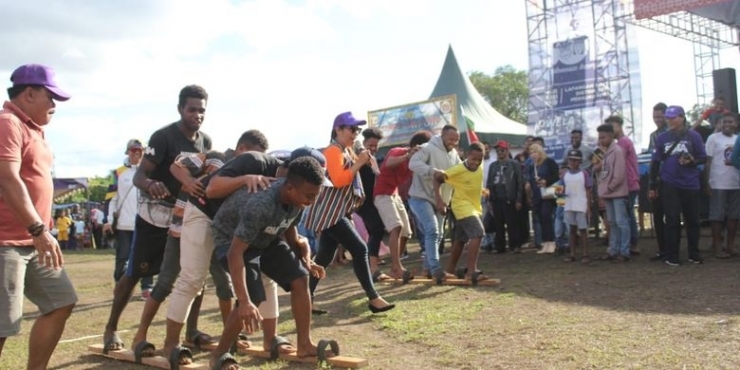 Tiga permainan tradisional Indonesia, yaitu tarik tambang, lomba bakiak dan lomba lari dengan batok kelapa menghiasi acara Festival Crossborder Sota 2019, Papua, Sabtu (15/6/2019). (Dok. Kemenpar)  