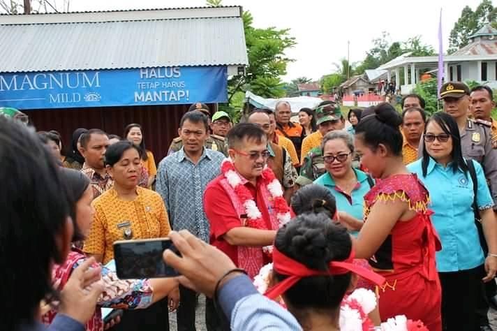 Foto: Prosesi penyambutan kepala daerah Kab. Sekadau saat meresmikan kantor desa Kedesaan Tapang Semadak (Dokumentasi by Bpk. Dionesius).