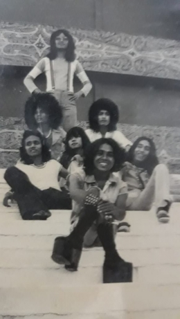 Dokpri.Yance Manusama circa 1975, sewaktu di Medan bersama bandnya.Tampilan Yance ala band Rock kala itu, padahal genre bandnya adalah Jazz Rock-Soul Funk