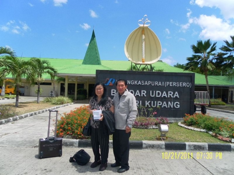 Berpose didepan Bandara Kupang (dok pribadi)