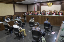 Terdakwa kasus dugaan korupsi pengelolaan dana dan penggunaan dana investasi pada PT Asuransi Jiwasraya (Persero) menjalani sidang perdana di Pengadilan Tipikor, Jakarta, Rabu (3/6/2020). (Foto: ANTARA FOTO/GALIH PRADIPTA via kompas.com)