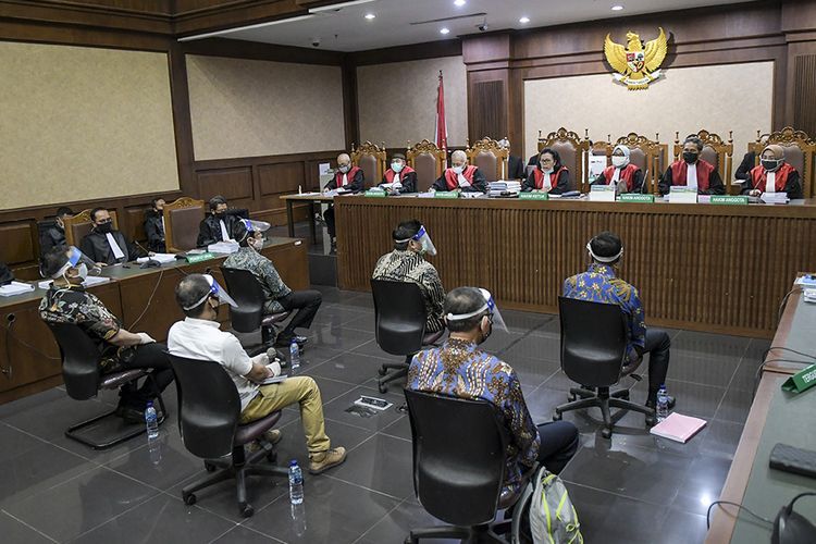 Terdakwa kasus dugaan korupsi pengelolaan dana dan penggunaan dana investasi pada PT Asuransi Jiwasraya (Persero) menjalani sidang perdana di Pengadilan Tipikor, Jakarta, Rabu (3/6/2020). (Foto: ANTARA FOTO/GALIH PRADIPTA via kompas.com)