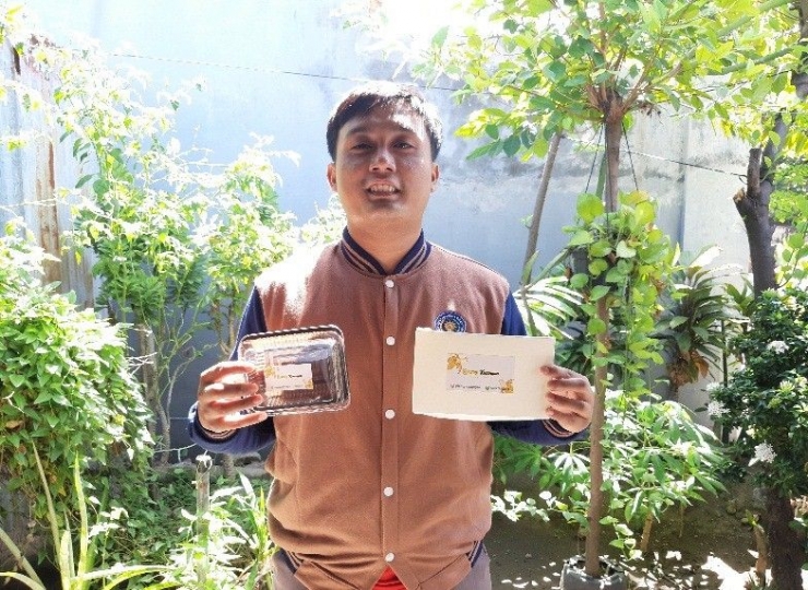 Mahasiswa kkn-T UMSIDA : Rachmat Julianto bergaya dengan brand packaging pisang kenangan