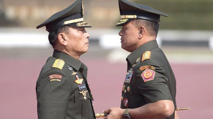 Dua mantan Panglima TNI, Jenderal (Purn) TNI Moeldoko dan Jenderal (Purn) TNI Gatot Nurmantyo | Sumber gambar: tribunnews.com