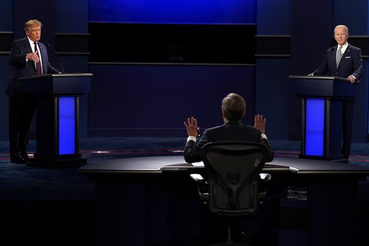 Moderator dari Fox News, Chris Wallace, berbicara ketika Presiden Amerika Serikat Donald Trump dan kandidat dari Partai Demokrat Joe Biden saling berargumen dalam debat perdana Pilpres AS, di Case Western University and Cleveland Clinic, in Cleveland, Ohio, pada 29 September 2020. (Foto: AP Photo/Patrick Semansky via kompas.com)