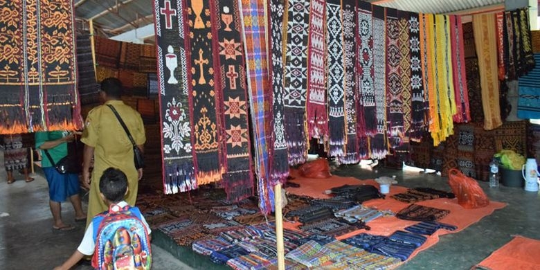 ilustrasi Penjual kain tenun asal Kecamatan Mapitara di Pasar Alok, Maumere, Kabupaten Sikka, Nusa Tenggara Timur, Selasa (9/4/2019). (Foto: KOMPAS.com/NANSIANUS TARIS) 