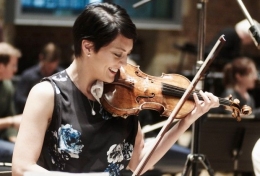Violinist Anne Akiko Meyers dengan Biola legendaris 