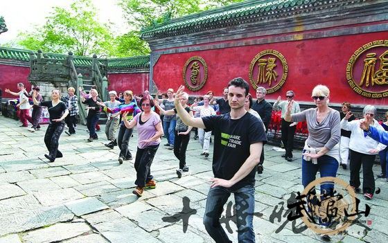 Foto Peserta Mancanegara yang belajar Taichi di Bu Tong Pay (sumber: boombastis.com)