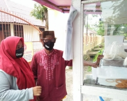 Pengurus KOHATI Badko Aceh (Ria Maulida) saat melakukan edukasi pakai masker walau saat berbicara kepada salah satu penjual makanan( dok : Ria Maulida