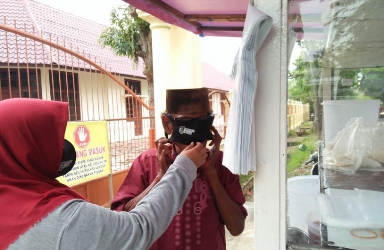 Penyerahan masker gratis ( dok : ria maulida)