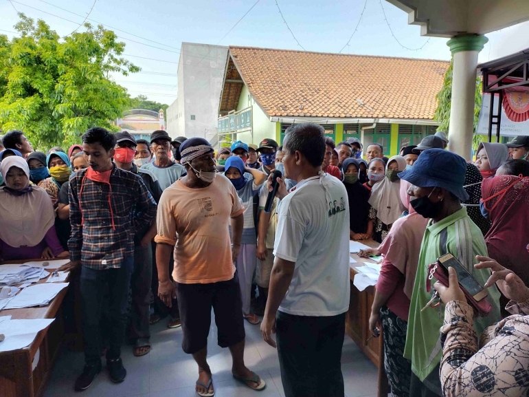 Sempat terjadi adu mulut adu mulut antara petugas dengan warga. Dokpri