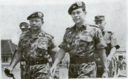 Pangdam VIII/Brawijaya, Mayjen M. Jasin (kanan) bersama Komandan Satgas Operasi Trisula, Kolonel Witarmin (kiri). (foto: koransulindo.com)