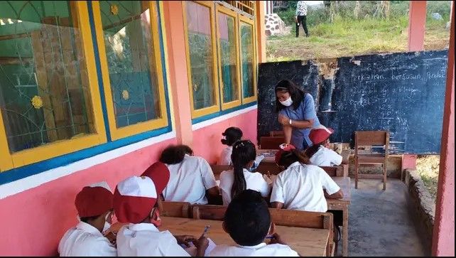 Pelajar SDN Glak, di Kabupaten Sikka, NTT sedang belajsr di teras sekolah karena kekurangan ruang kelas. (Liputan6.com/Ola Keda