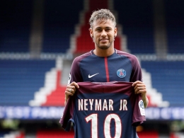 Penjualan Neymar dari Barcelona ke PSG masih menjadi penjualan pemain termahal hingga saat ini. | foto: businessinsider.com
