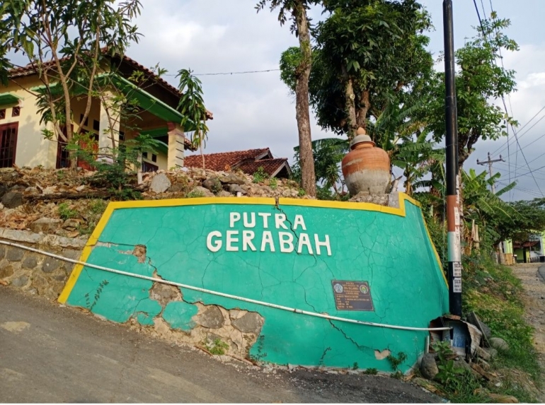 Ilustrasi: Gerbang kampung pengrajin gerabah di Dukuh Anjun Desa Malahayu Kecamatan Banjarharjo, Kabupaten Brebes. Sumber: ASRUL HOESEIN | GiF