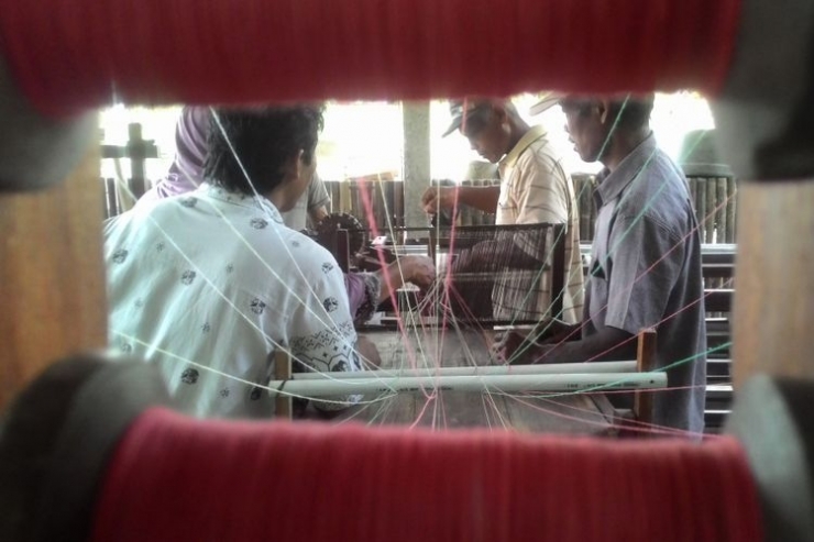 Perajin kain tenun lurik di Desa Banguncipto ini selalu banjir pesanan, apalagi sejak kebijakan wajib mengenakan pakaian tradisional sekali dalam 35 hari, tepatnya jatuh di hari Kamis Pahing.(KOMPAS.com/ Dani J)