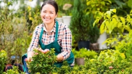 Sumber: Shutterstock/ilustrasi seorang wanita yang tersenyum saat berkebun