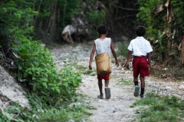Dua siswa Sekolah Dasar di daerah Pedalaman. (Foto: Istimewa).