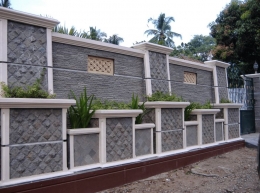 Desain pagar rumah modern yang kokoh di desa-desa. (Foto: desaincantik.com).