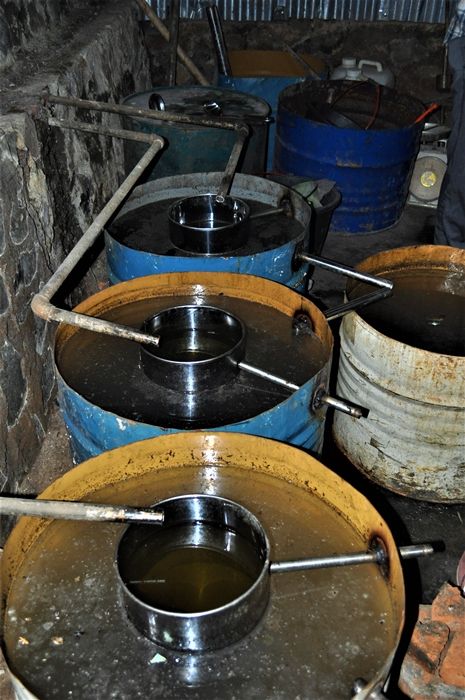 Wadah penampungan sekaligus drum pendingin hasil destilasi serai wangi (Marahlim Siagian)