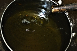 Minyak serai wangi hasil destilasi mengalir ke wadah penampungan (Marahalim Siagian)