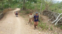 Desa-desa memiliki sistem pemukiman rapuh dan terbuka. Tampak dalam foto adalah 2 orang warga desa dari suku Boti di Timor-NTT. (Foto: Tribunnews.com/Yulis).