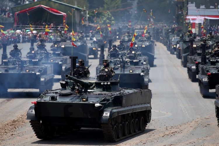Defile pasukan saat peringatan HUT ke-72 Tentara Nasional Indonesia di Dermaga Indah Kiat, Cilegon, Banten, Kamis (5/10/2017). Peringatan HUT TNI ini TNI dimeriahkan latihan gabungan dengan menggunakan alutsista andalan dari masing-masing matra TNI, Angkatan Darat, Angkatan Laut, dan Angkatan Udara. (KOMPAS.com / KRISTIANTO PURNOMO)