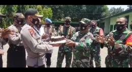 Kapolsek Biringkanaya Kompol Wayan Wayracana A, SIK memberikan kado kue ulang tahun HUT TNI ke-75  kepada Danramil 1408-11/Bitingkanaya Mayor Kav Sala