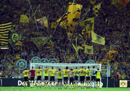 Pemain Borussia Dortmund melakukan selebrasi| Sumber: Bongarts/Getty Images