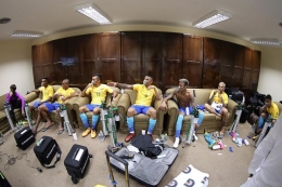 Pemain timnas Brazil harus mengenakan alat bantu pernafasan oksigen kala bertandang ke La Paz, Bolovia. | instagram @neymarjr