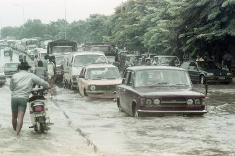 Macet Karena Banjir -- Jalan-jalan di Kawasan Grogol dan Pluit di daerah Penjaringan, Jakarta Utara, macet total pada Rabu siang, 16 Januari 1985, karena tergenang air yang merendam beberapa bagian Ibukota sejak Selasa akibat hujan yang mengguyur Jakarta. (KOMPAS/JB SURATNO)