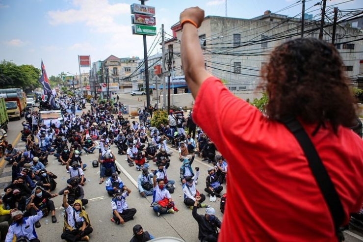 Ratusan buruh berunjuk rasa di kawasan Jatiuwung, Kota Tangerang, Banten, Senin (5/10/2020). Dalam aksi, mereka menolak Omnibus Law dan mengancam akan melakukan mogok kerja pada 6-8 Oktober 2020. Sumber gambar: KOMPAS.com/ ANTARA FOTO (Fauzan/wsj)