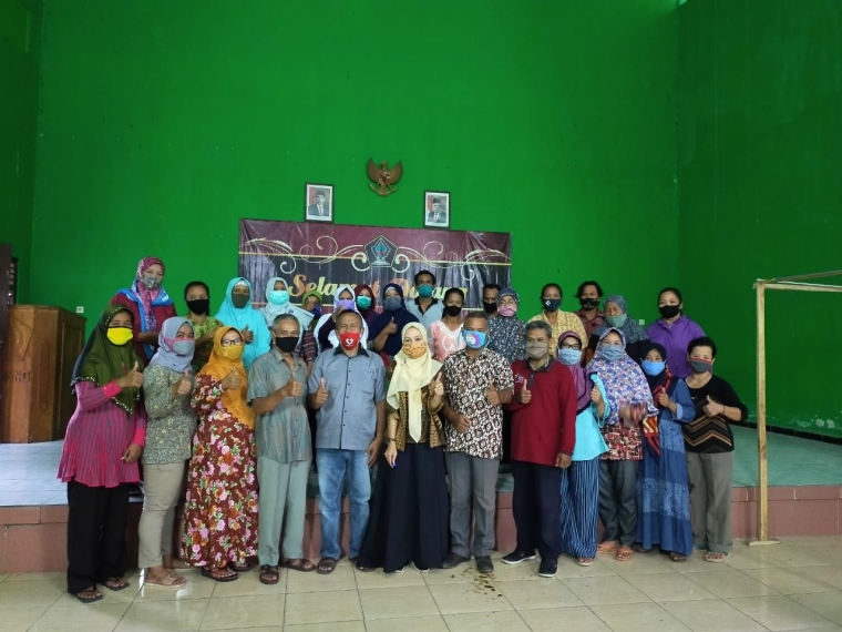 Poto bersama KPM PKH,Pendamping Sosial Lurah Bajang, LPMK Kel. Bajang, LMP Kel.Bajang, dan Pendamping Sosial dengan tugas khusus PKH Kabupaten Blitar/dokpri