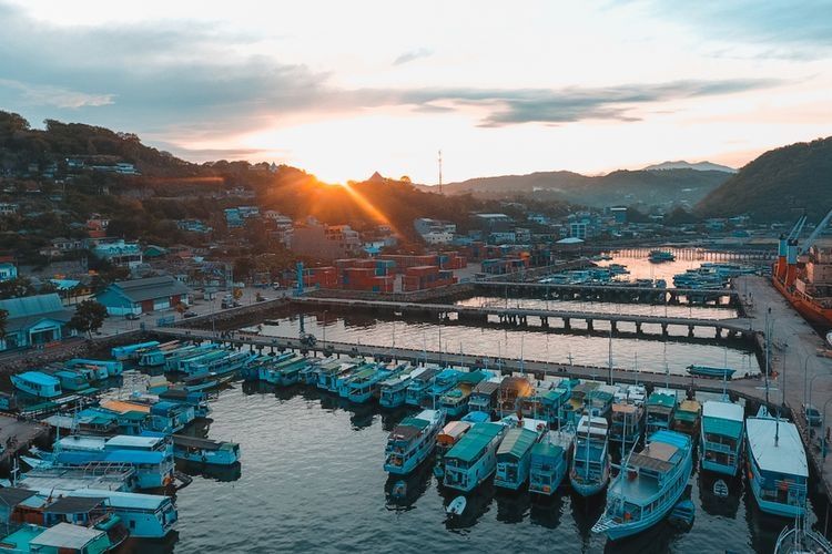 Ilustrasi kapal di Pelabuhan Labuan Bajo. (Dok. Shutterstock/Harry Hermanan)