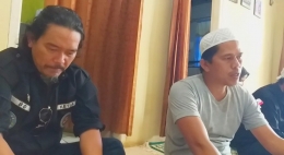 Budhy Lesmana alias Budi Gondrong (kiri) dari Kebangkitan Jawara dan Pengacara (Japar) Indonesia bersama Djaja Mulyana, Ketua Rukun Warga (RW) Ciletuh Hilir (kanan). Foto: isson khairul 