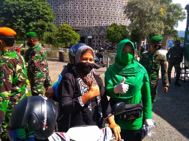 Pengguna jalan menerima masker, DokPri