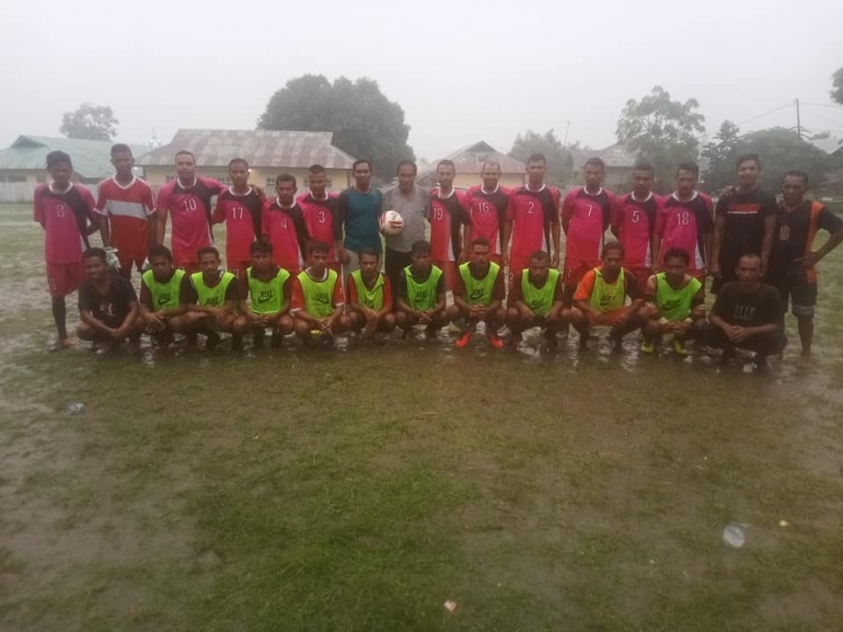 Tim Al-Falah F.C berpose sebelum melakukan Eksebisi bersama Tim SSB Persiapan Negeri Katapang | dokpri