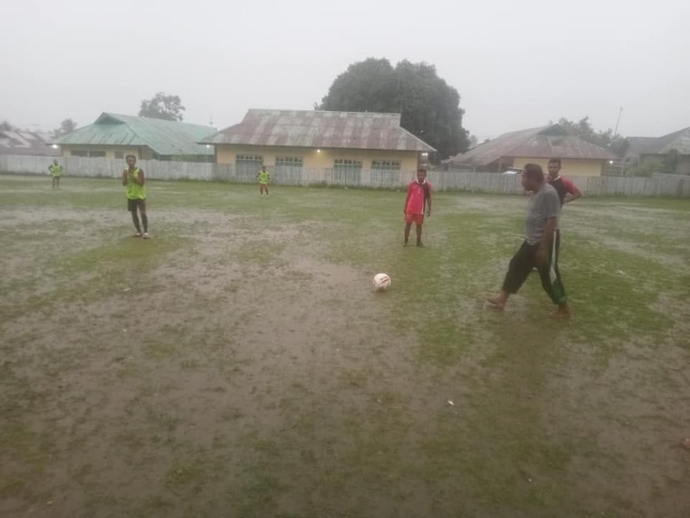Sekretaris Negeri Katapang Bapak Ahmad Melakukan tendangan Bola pertama sebelum laga eksebisi | dokpri