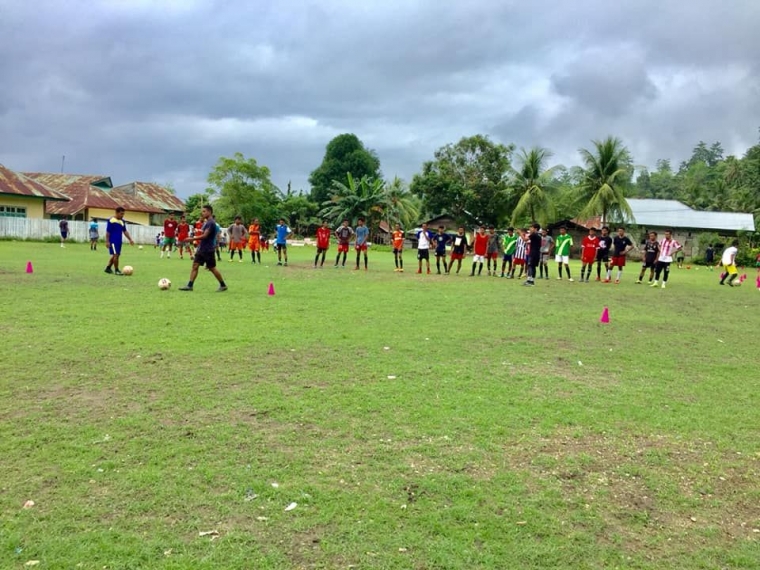 Tim SSB Persiapan Negeri Katapang sesaat sebelum melakukan latihan dribbling, passing control, heading serta shooting | dokpri