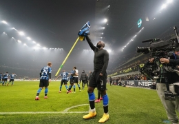 Bendera esensial dijadikan sarana selebrasi oleh pemain Inter Milan, Romelu Lukaku. Foto: inter.it