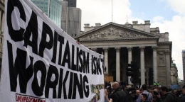 Ilustrasi: Poster tolak kapitalisme dalam demo kelompok buruh di London, Inggris (1/4/2009). (Foto: Wikimedia Commons: Jonny White) 