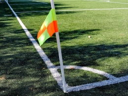 Bendera Esensial memiliki peran yang sangat penting dalam sebuah pertandingan sepak bola. Foto oleh Bicanski dari Pixnio