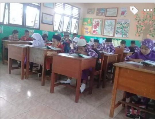 kondisi para siswa SD DiKenanga yang harus belajar sambil menutup hidung karena Aroma busuk... | dokpri