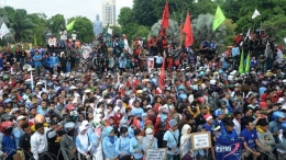 Ilustrasi gambar Omnibus Law Bikin Gaduh, Klaster Maut Corona di Depan Mata, sebabkan kerumunan massa via Lensa Indonesia.com
