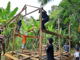 Jelang pasang atap - dok Sr Sari PI